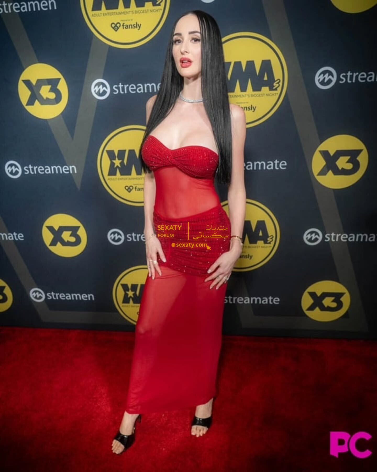 Violet Voss بالأحمر